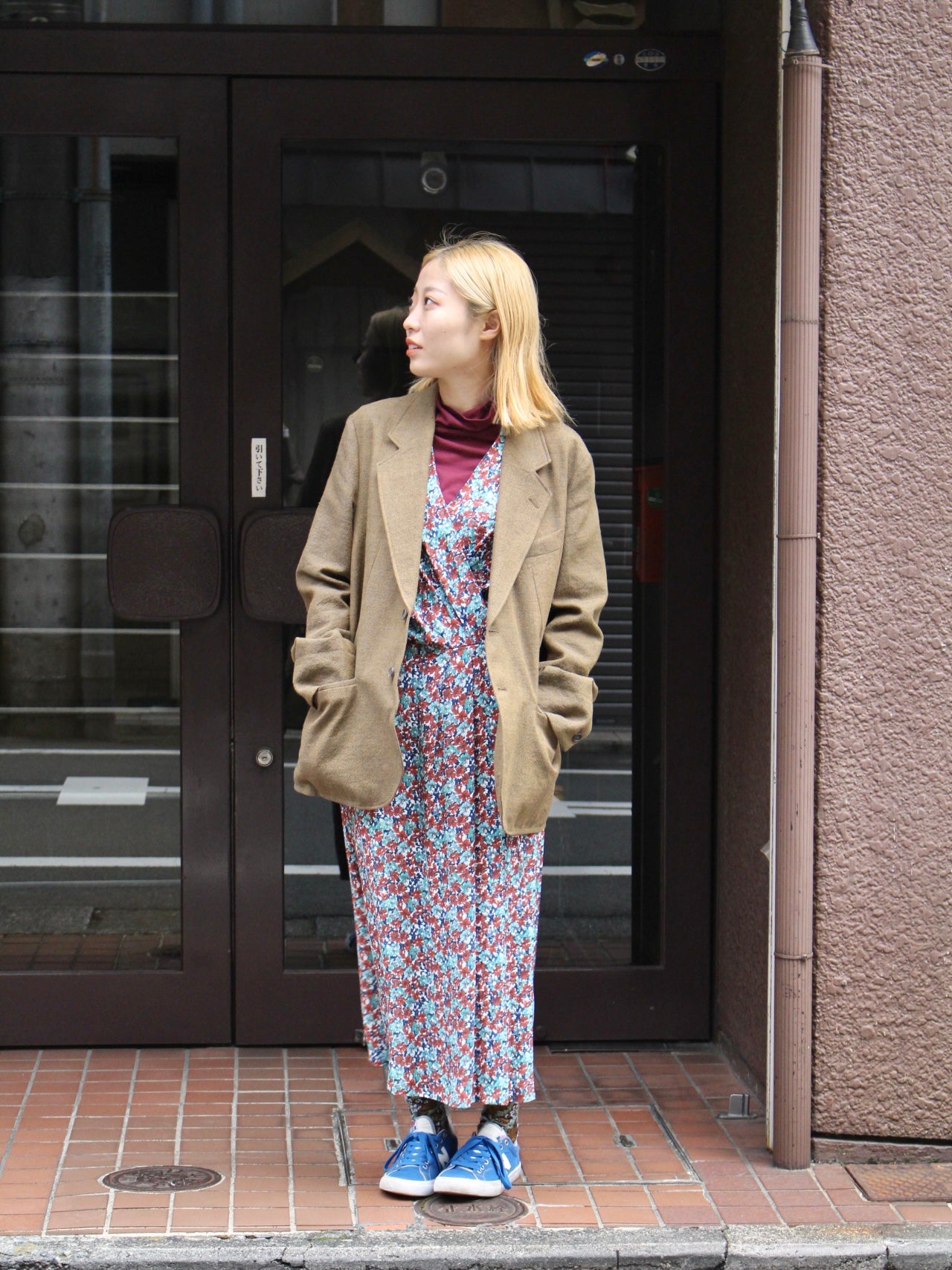 A.P.C. ブルーとブラウンのフラワーワンピース – en_imi