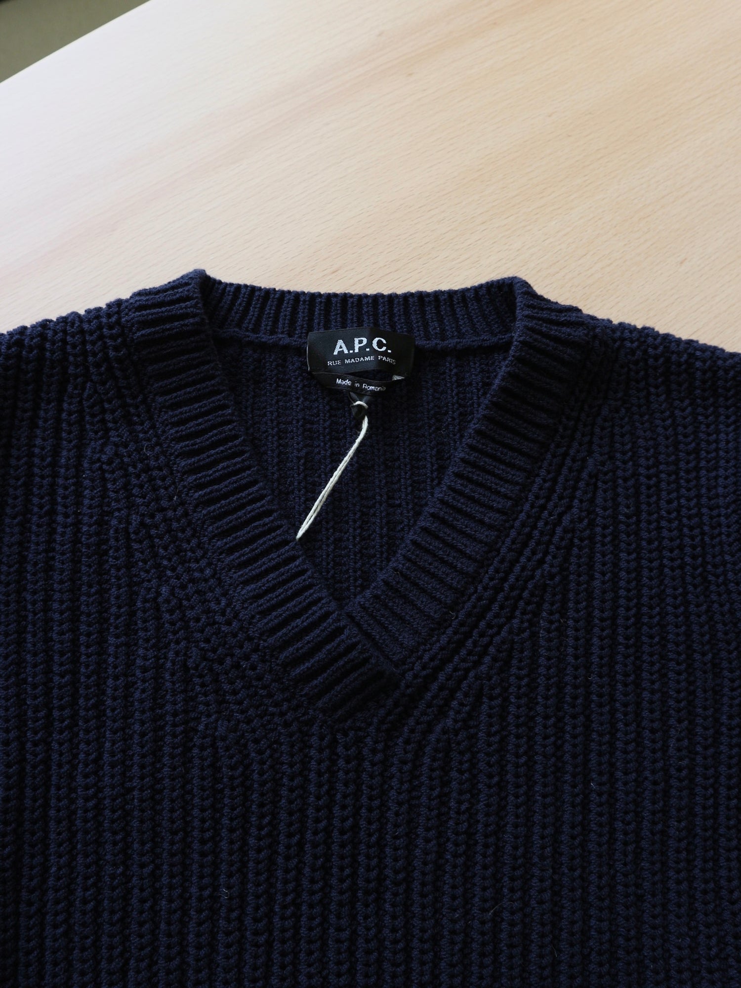 A.P.C. Vネックニット – en_imi